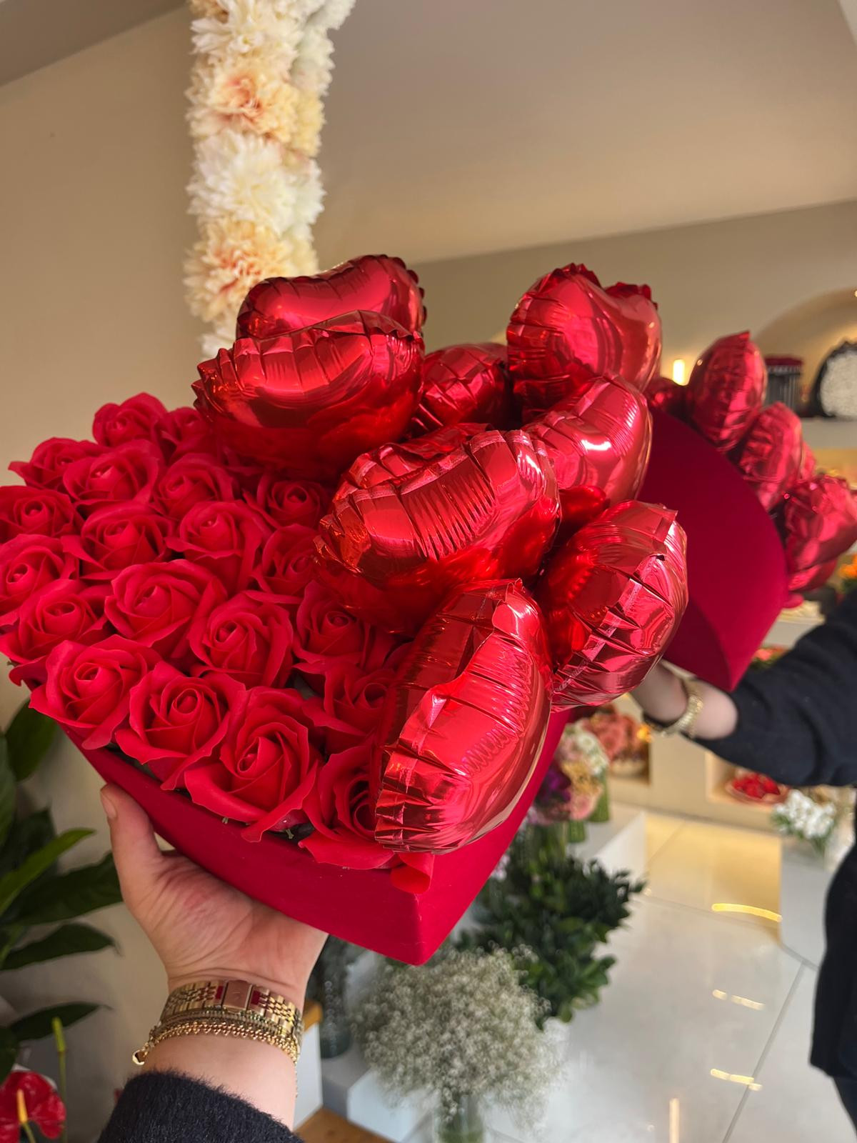 Kırmızı Kadife Kutuda 30 Gül Ve Balonlar