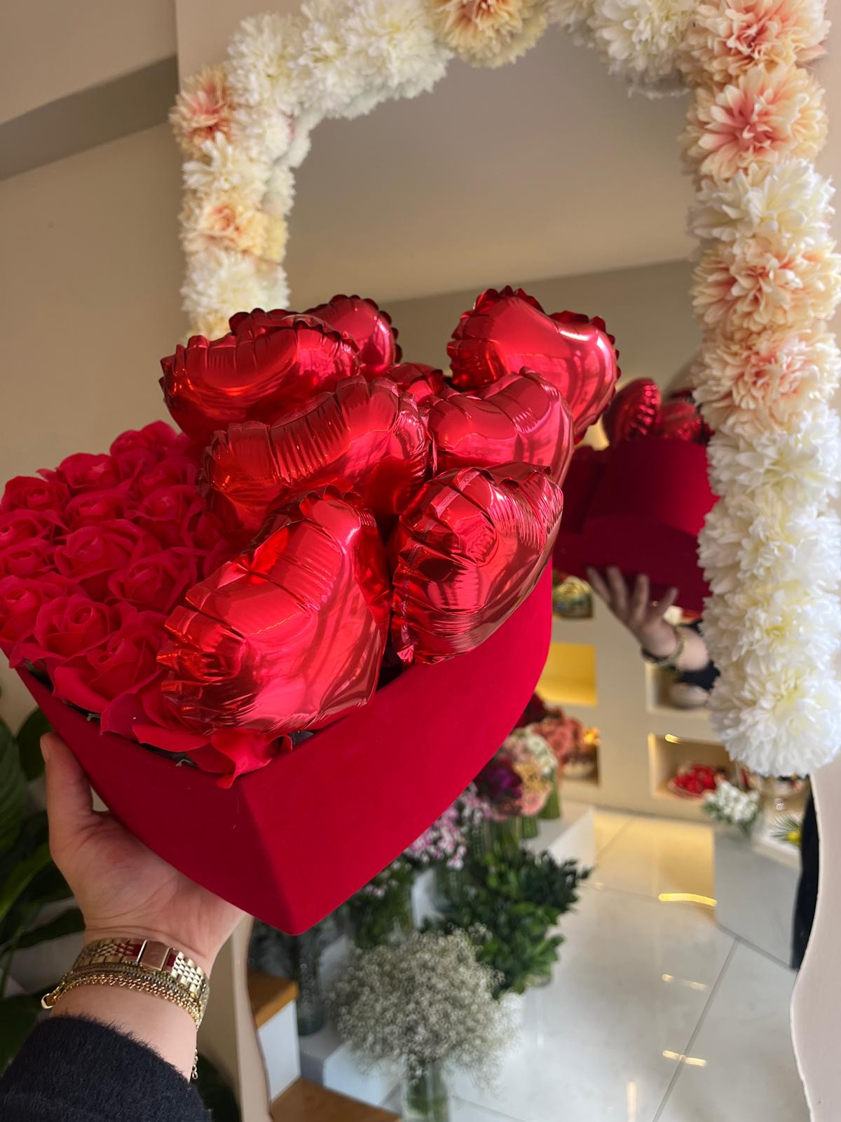 Kırmızı Kadife Kutuda 30 Gül Ve Balonlar küçük resim 2