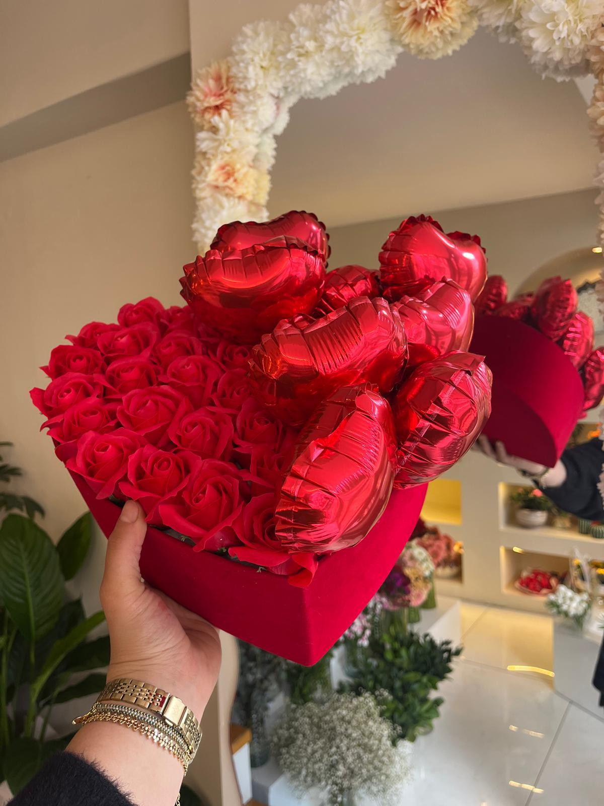 Kırmızı Kadife Kutuda 30 Gül Ve Balonlar küçük resim 3