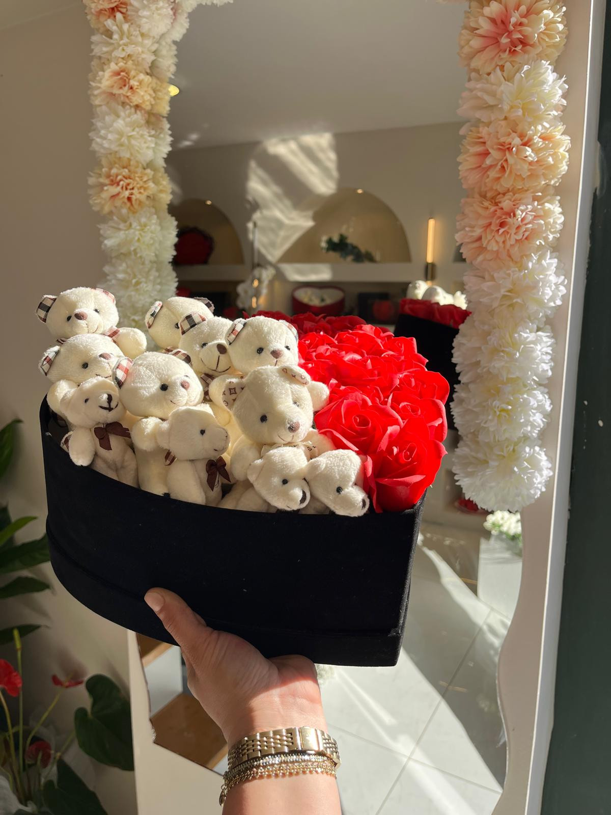 Siyah Kutuda Güller Ve Ayıcıklar