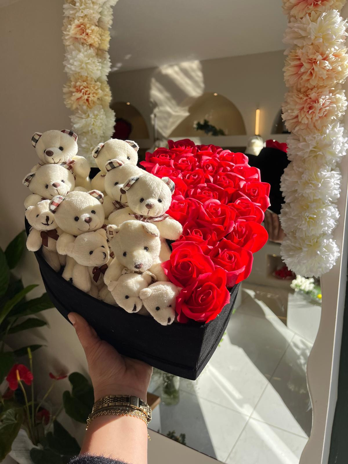 Siyah Kutuda Güller Ve Ayıcıklar küçük resim 2