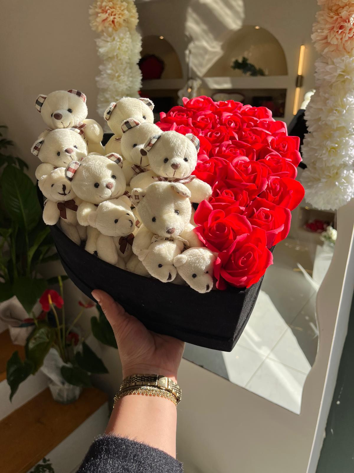 Siyah Kutuda Güller Ve Ayıcıklar küçük resim 3