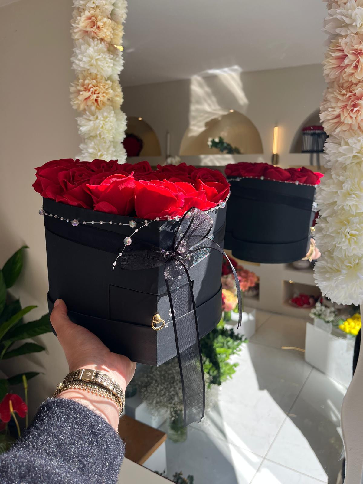 Siyah Çekmeceli kalpli Kutuda Kırmızı Güller