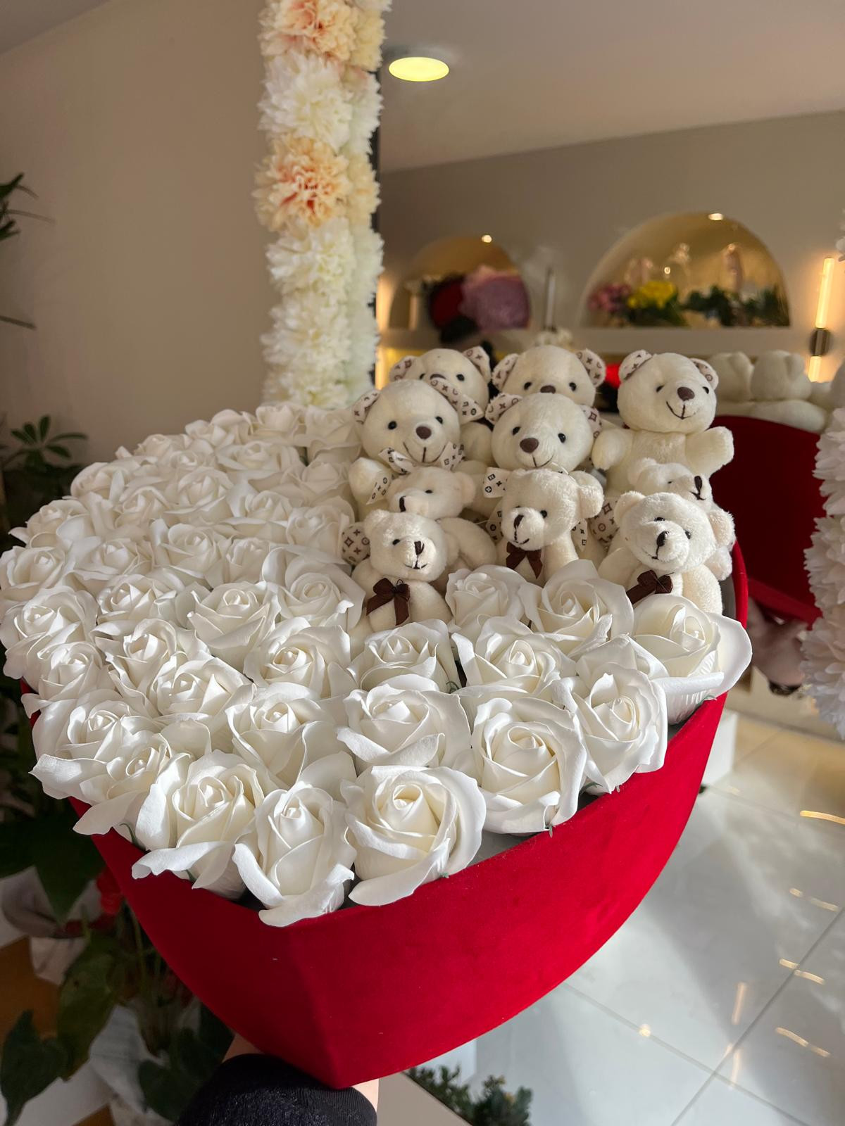 Kırmızı Kadife Kutuda 45 Beyaz Gül Ve Ayıcıklar
