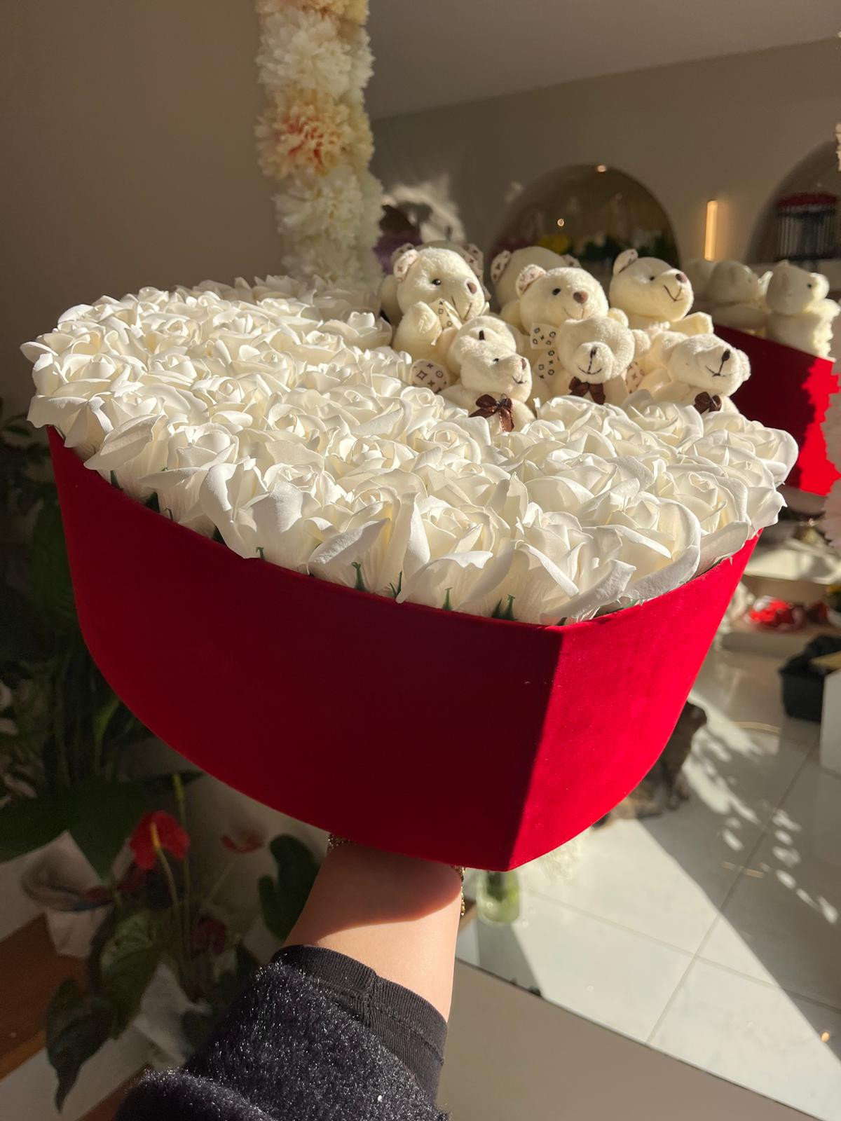 Kırmızı Kadife Kutuda 45 Beyaz Gül Ve Ayıcıklar küçük resim 2