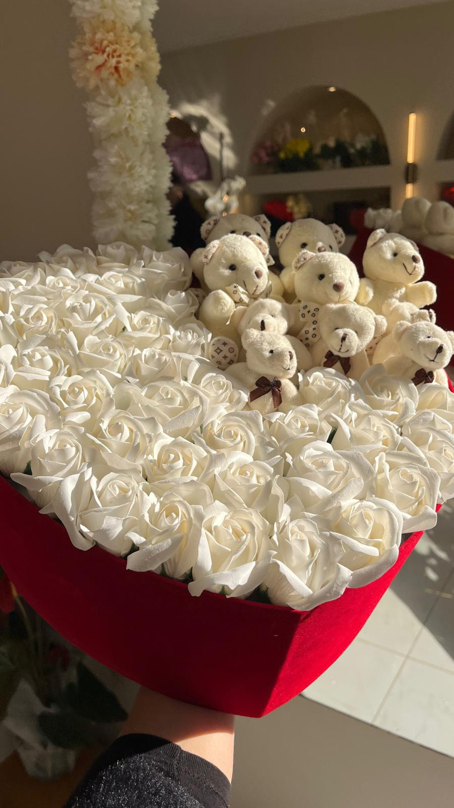 Kırmızı Kadife Kutuda 45 Beyaz Gül Ve Ayıcıklar küçük resim 3