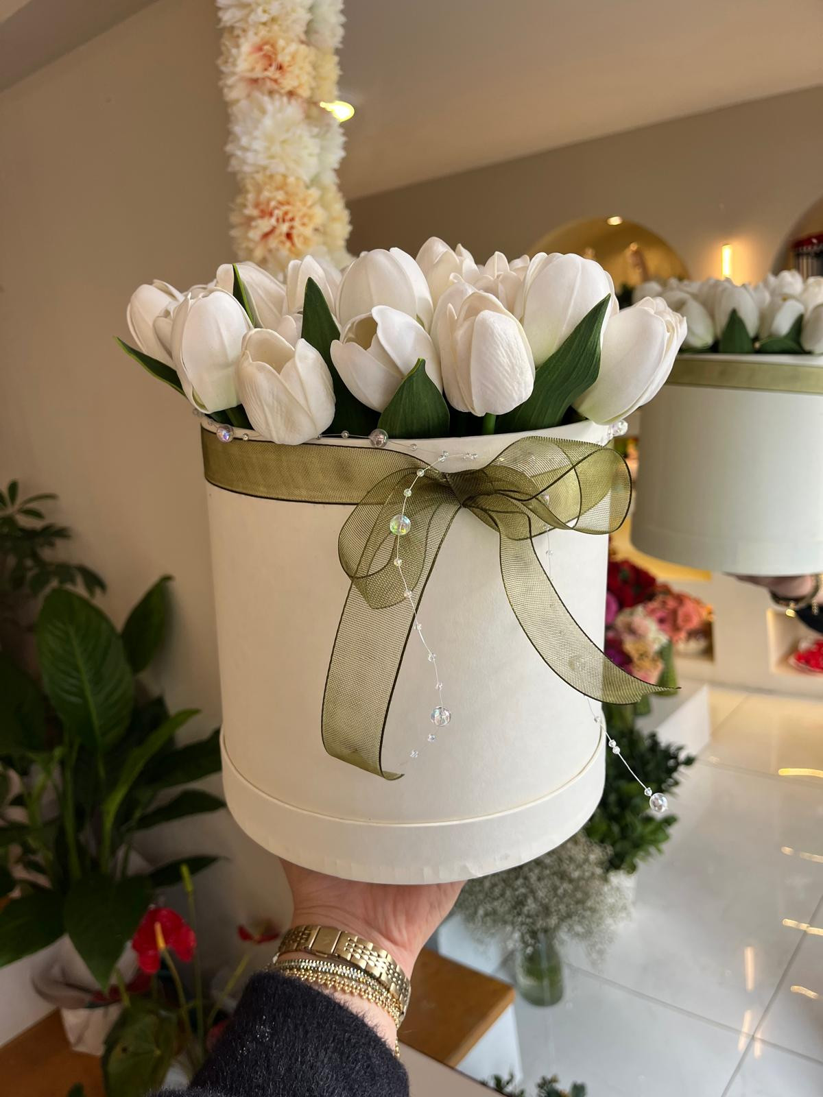 Beyaz Kutuda Beyaz Laleler