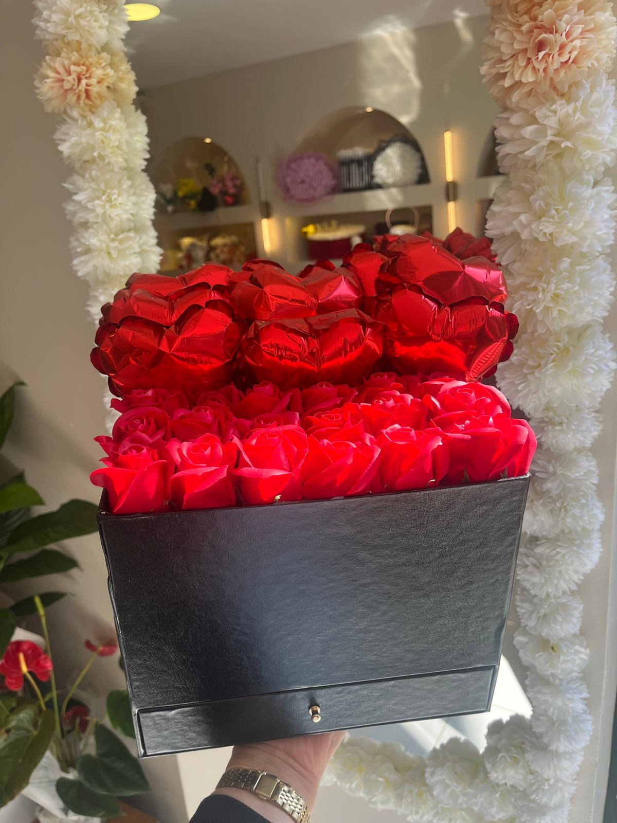 Siyah Çekmecli Kare Kutuda 18 Kırmızı Gül Ve Balonlar küçük resim 2