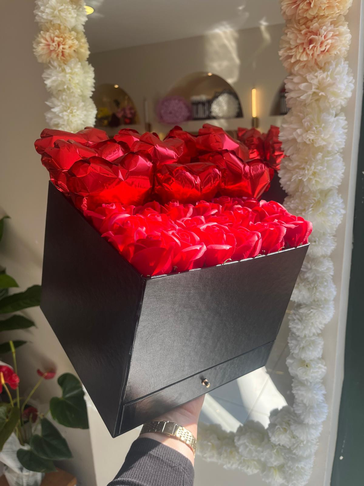 Siyah Çekmecli Kare Kutuda 18 Kırmızı Gül Ve Balonlar