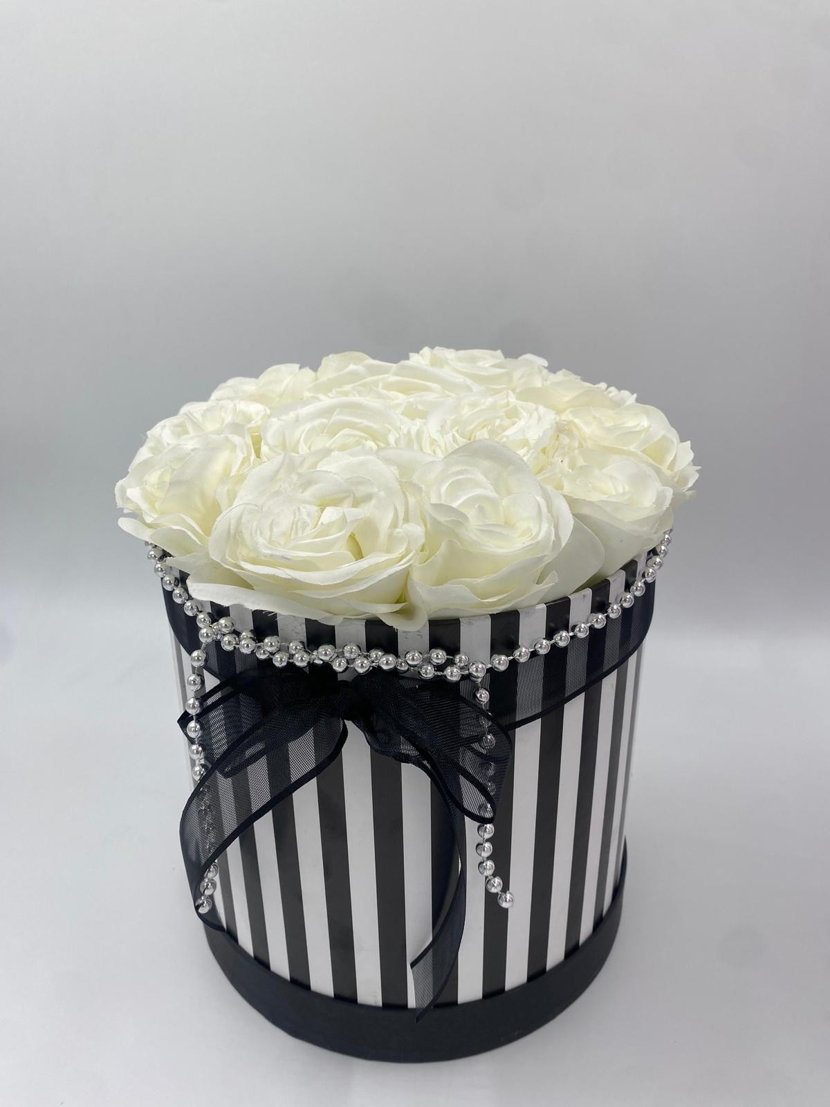 Siyah Beyaz İnci Detaylı Kutuda Beyaz Güller