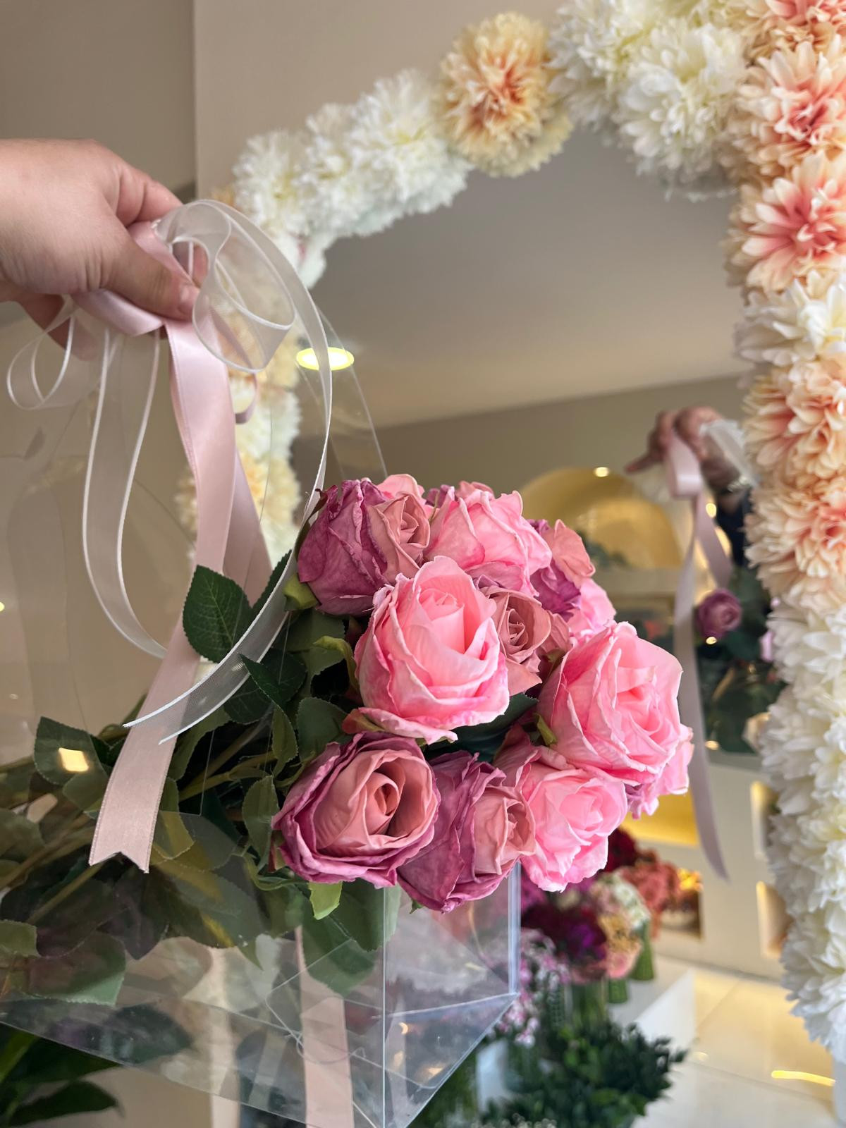 Şeffaf Çantada Pembe Güller küçük resim 3