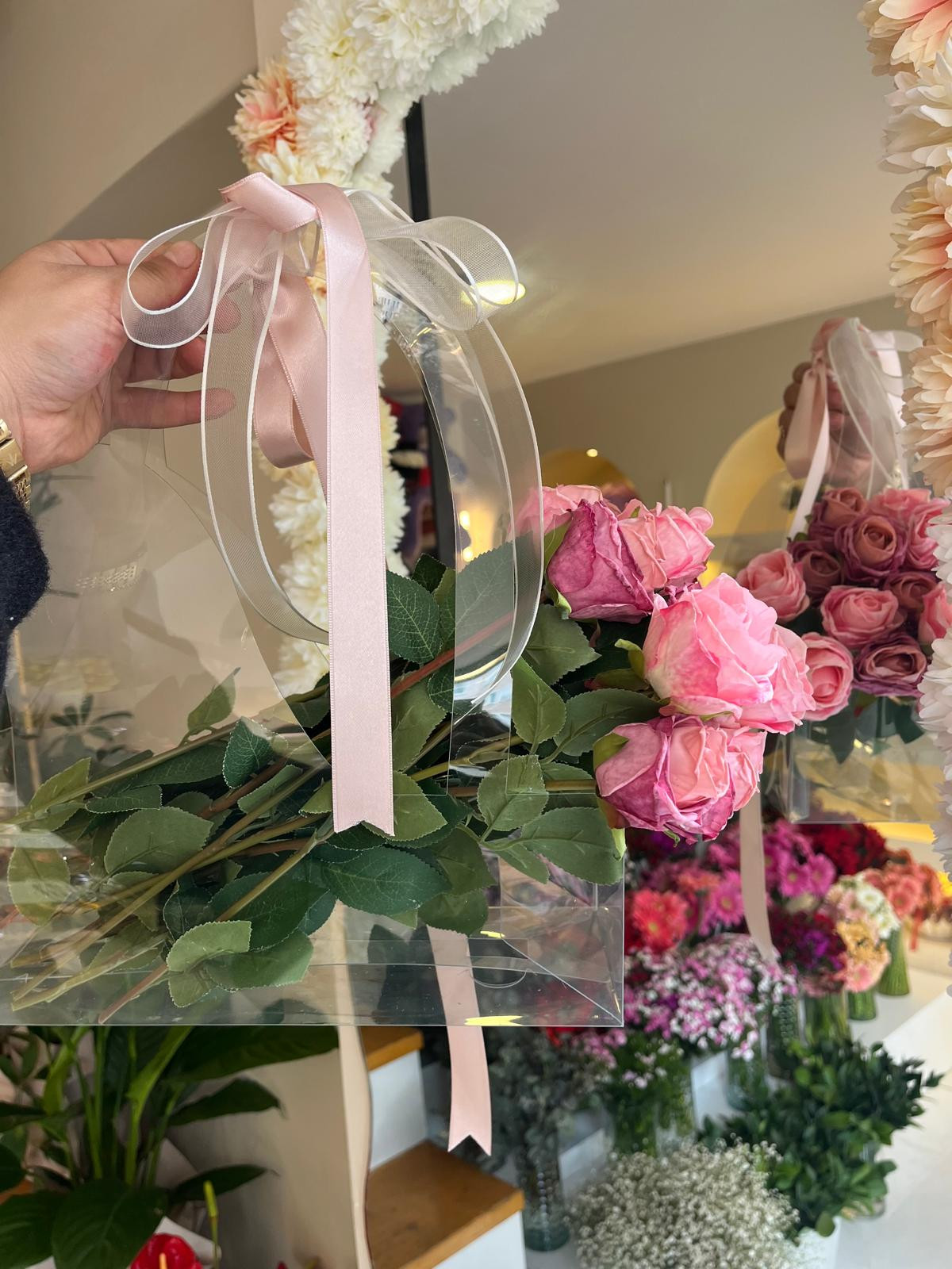 Şeffaf Çantada Pembe Güller küçük resim 2