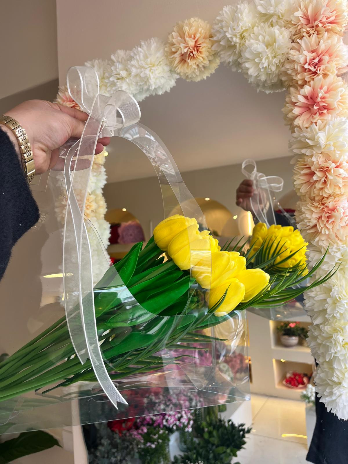 Şeffaf Çantada Sarı Laleler küçük resim 2