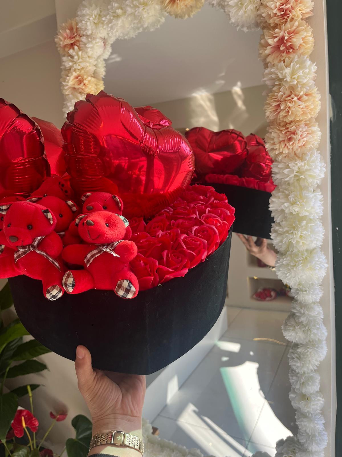 Siyah Kadife Kutuda Güller, Ayıcıklar Ve Balonlar