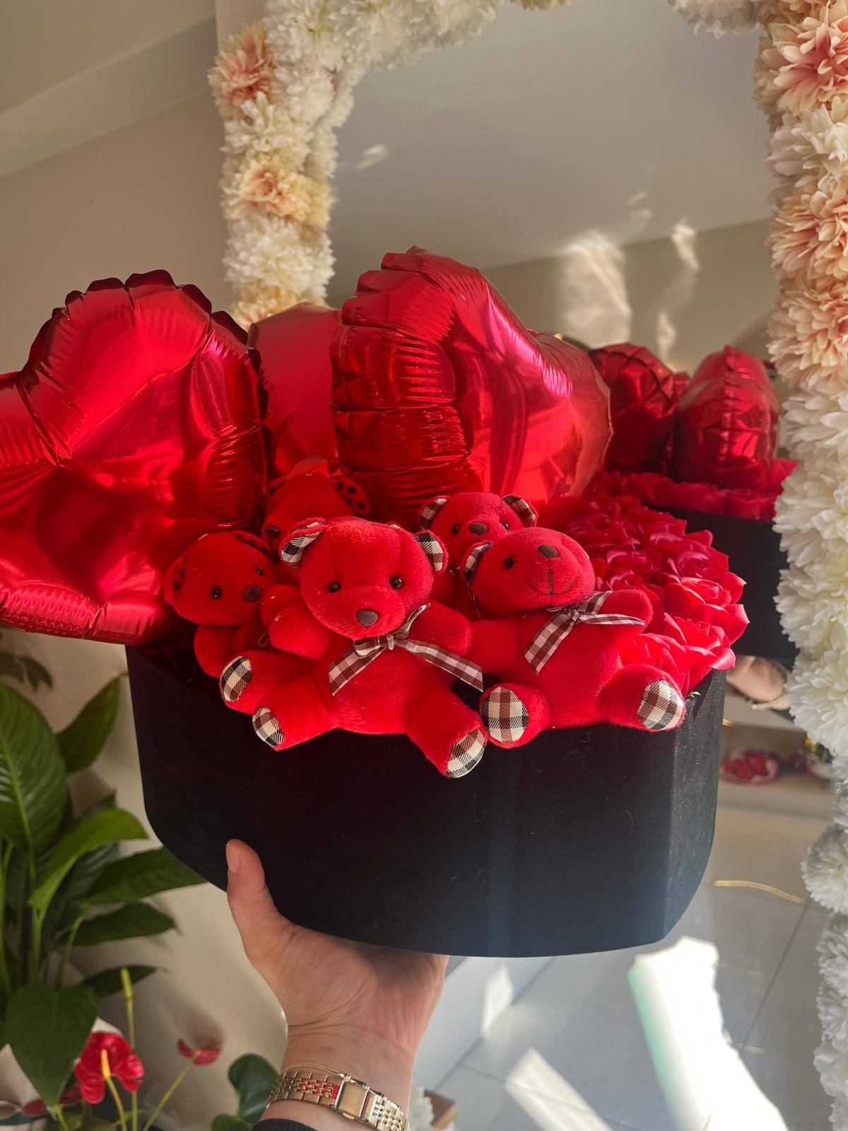 Siyah Kadife Kutuda Güller, Ayıcıklar Ve Balonlar küçük resim 2