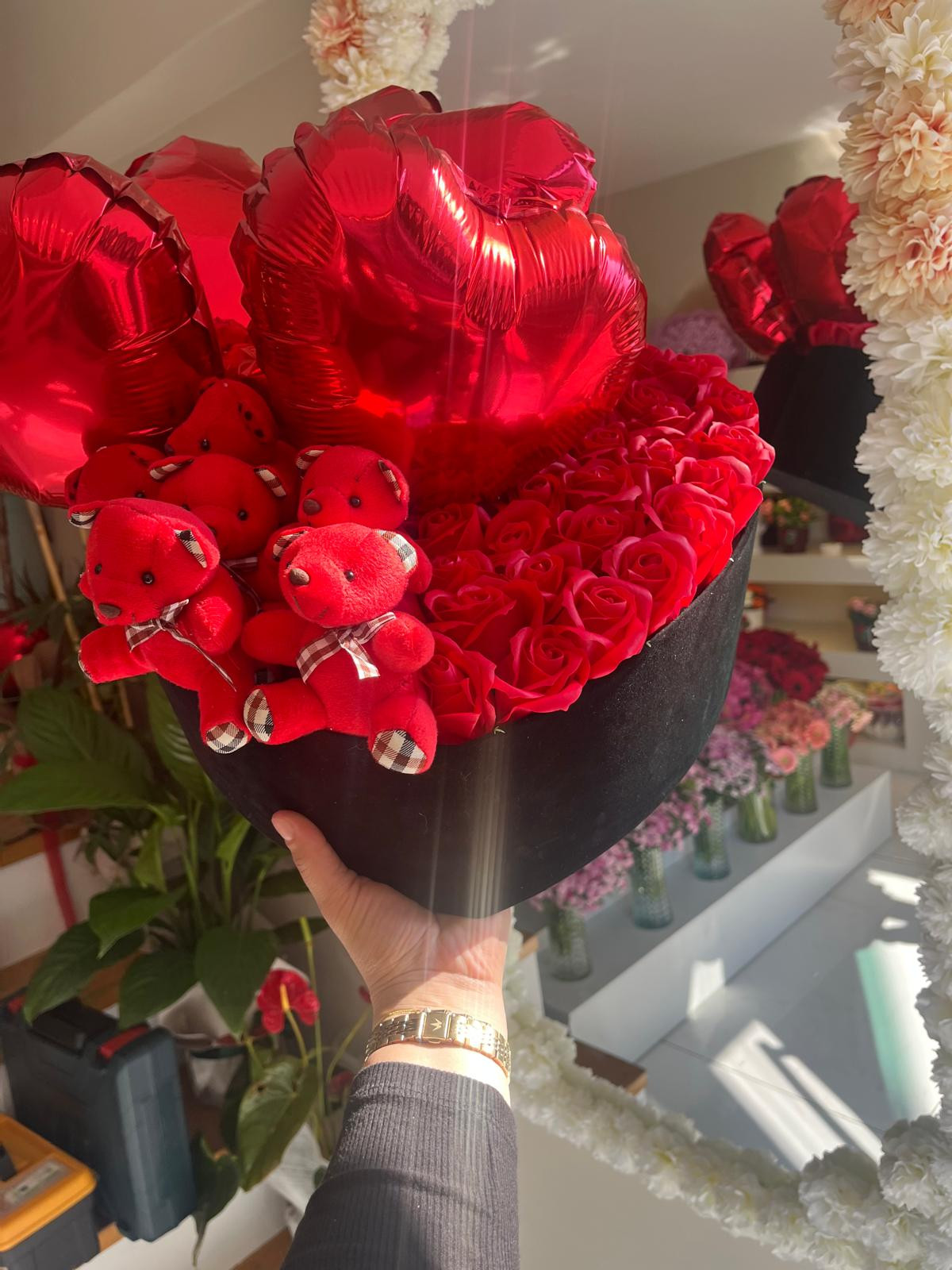 Siyah Kadife Kutuda Güller, Ayıcıklar Ve Balonlar küçük resim 3