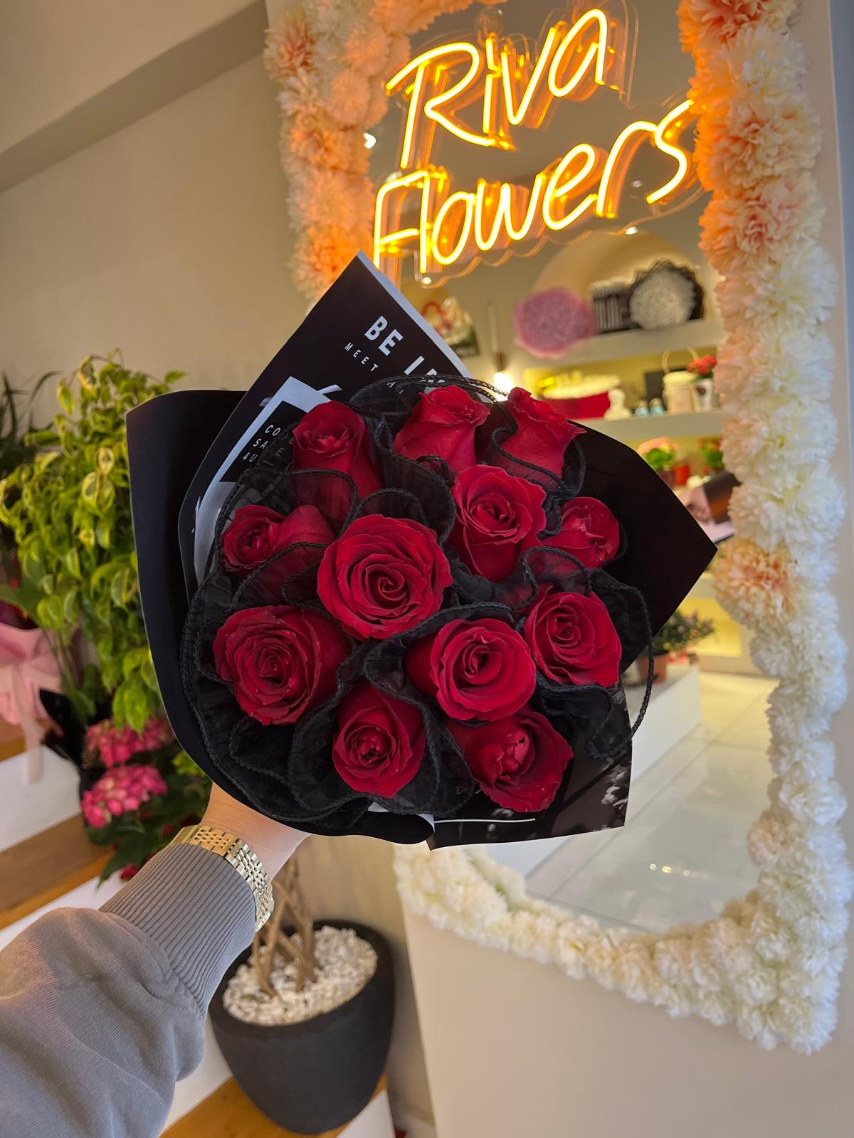 Siyah Tül Detaylı 12 Kırımızı gül buketi