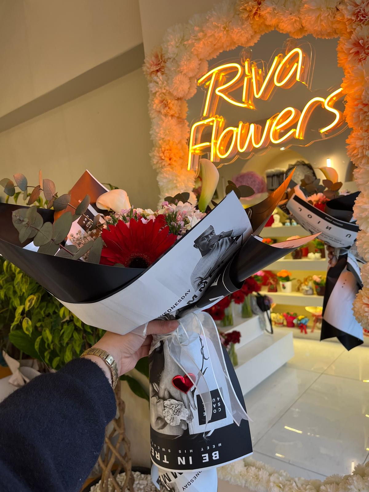 Siyah Tül Detaylı 12 Kırımızı gül buketi küçük resim 3