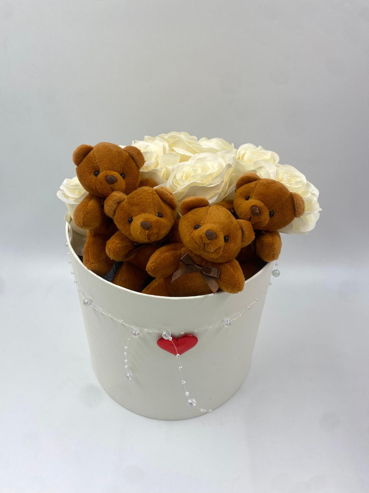 Beyaz Kutuda Güller Ve Ayıcıklar