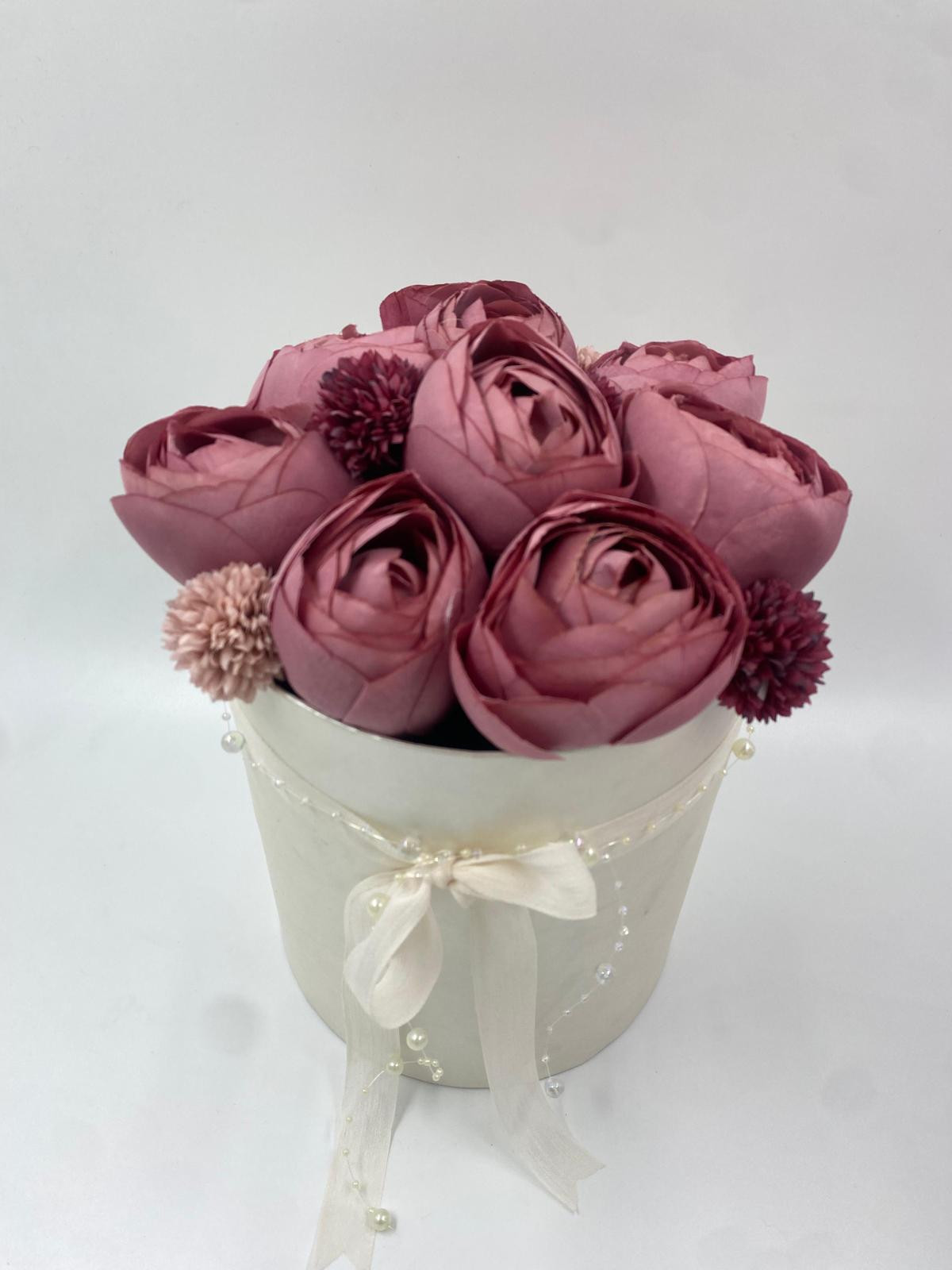 Beyaz Kutuda Şakayıklar