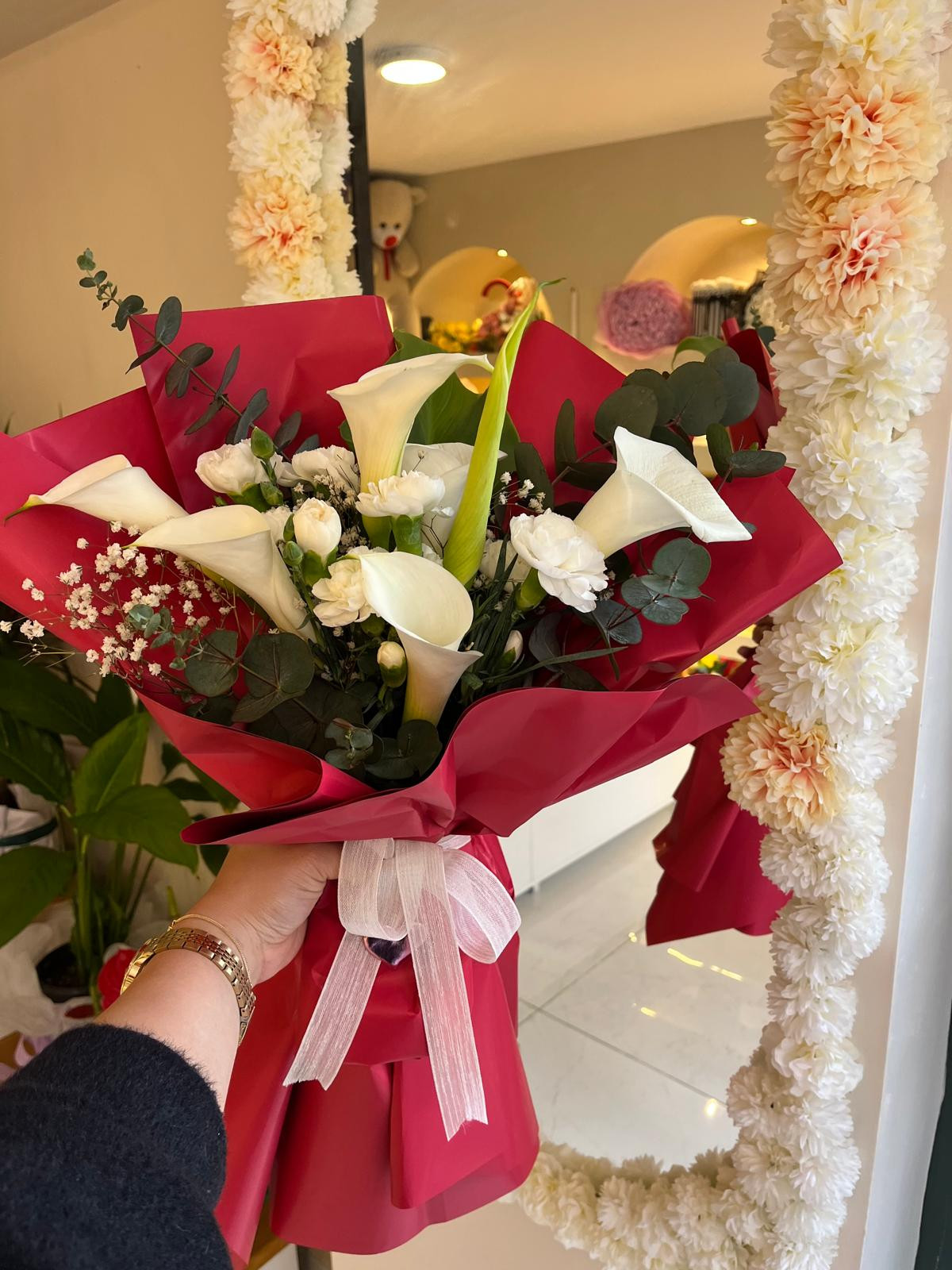 Beyaz Gala Ve Karanfil Buketi