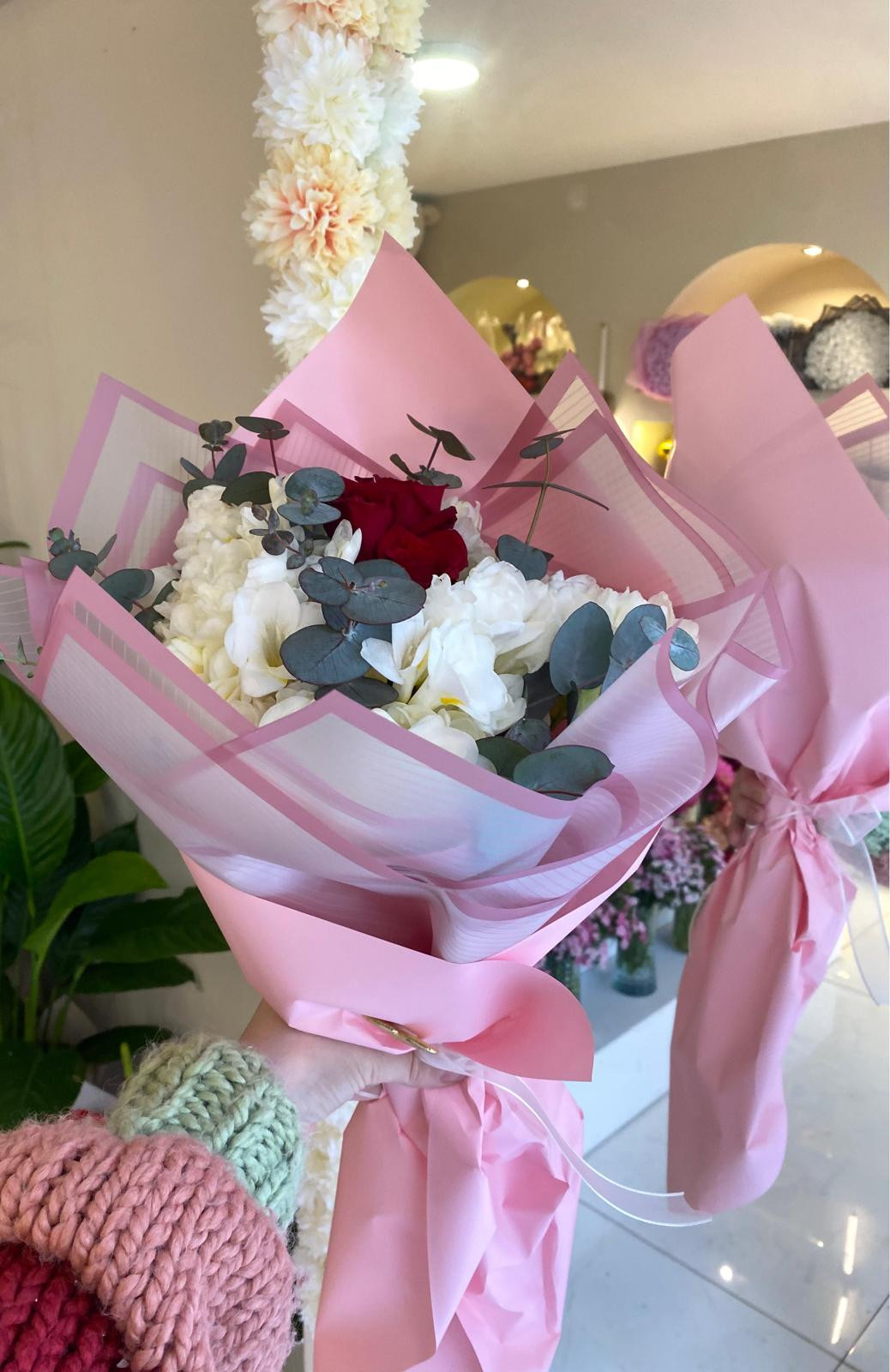 Beyaz Frezyalar Ve 1 Gül Buketi