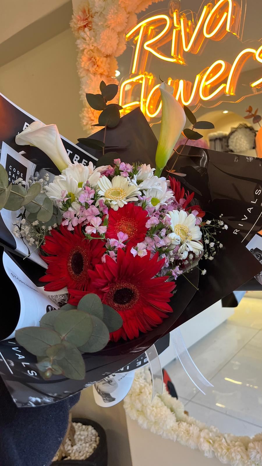 Kırmızı Ve Beyaz Gerberalar, Papatya Ve Hüsnüyusuf buketi