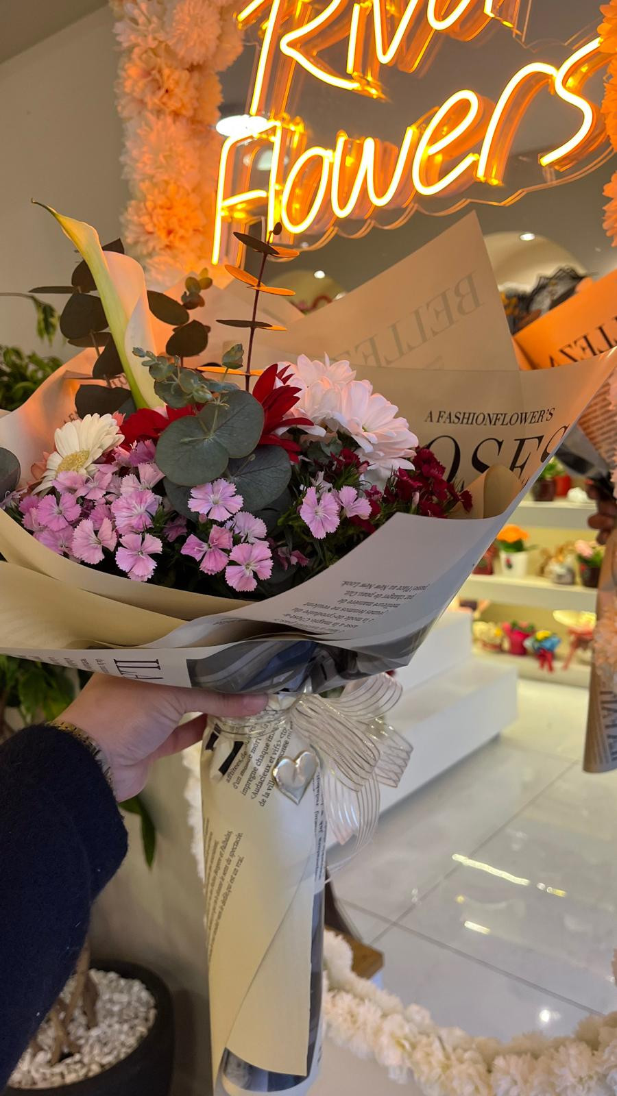 Kırmızı Gerberalar, Papatya Ve Hüsnüyusuf buketi küçük resim 2