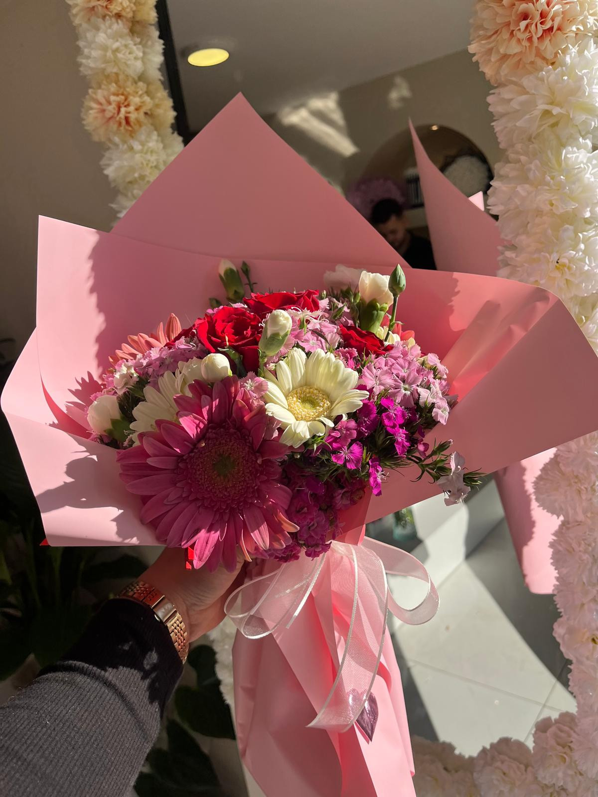 Pembe Ve Beyaz Gerberalar, 3 Gül, Karanfil Ve Hüsnüyusuf buketi