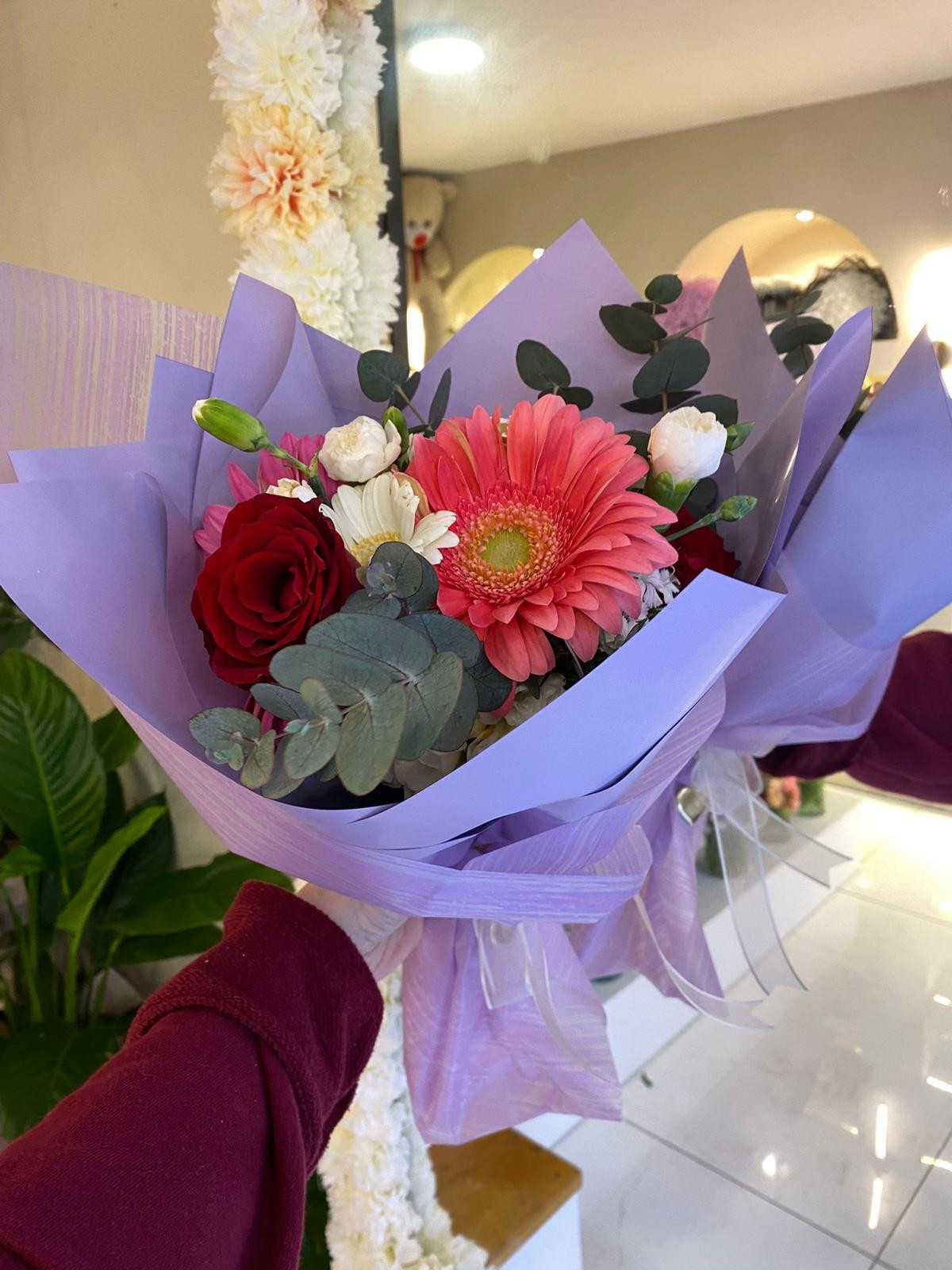 Pembe Ve Beyaz Gerberalar, 2 Gül, Karanfil Ve Hüsnüyusuf buketi