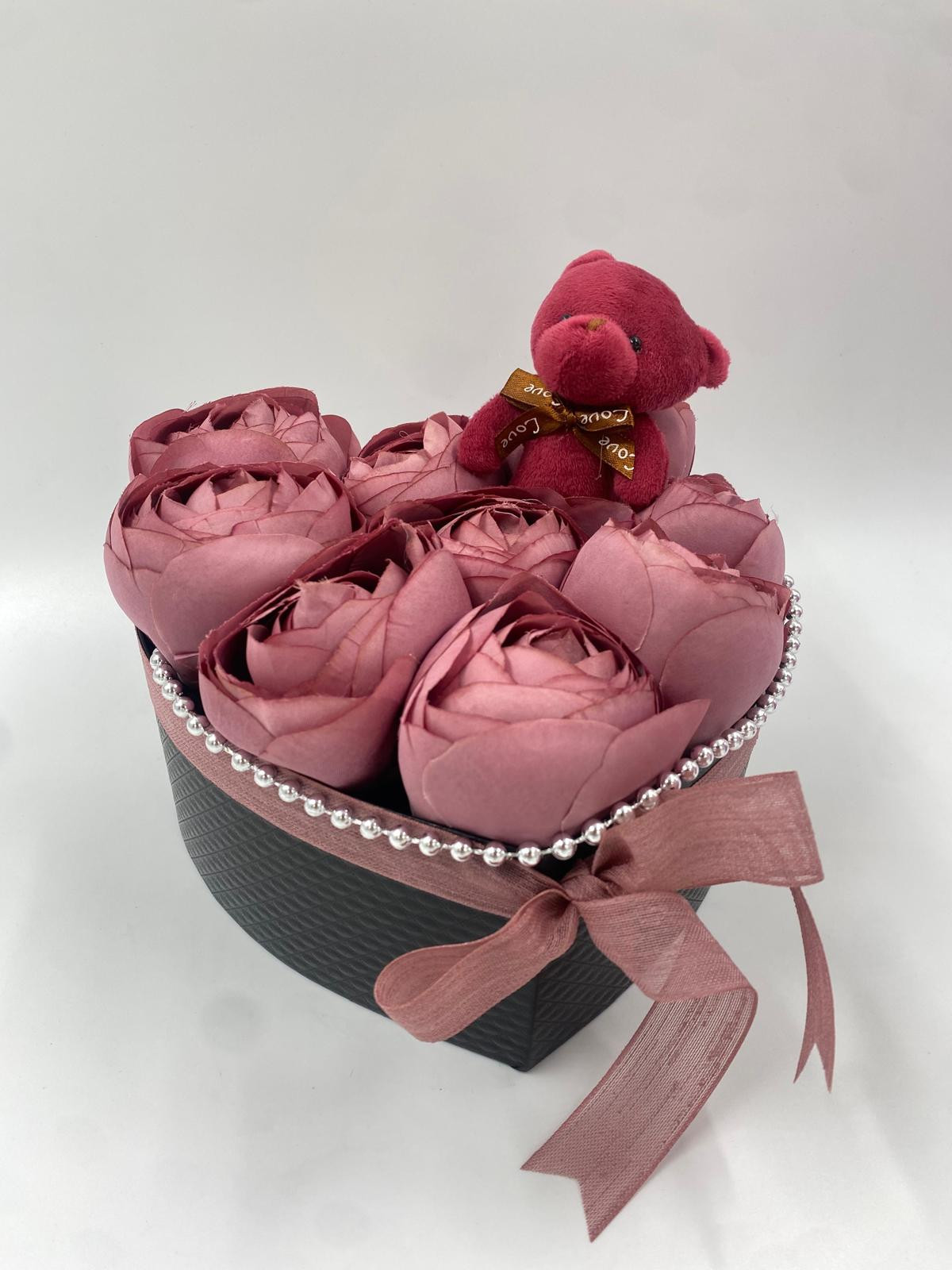 Siyah Kalp Kutuda Şakayık Ve 1 Ayıcık