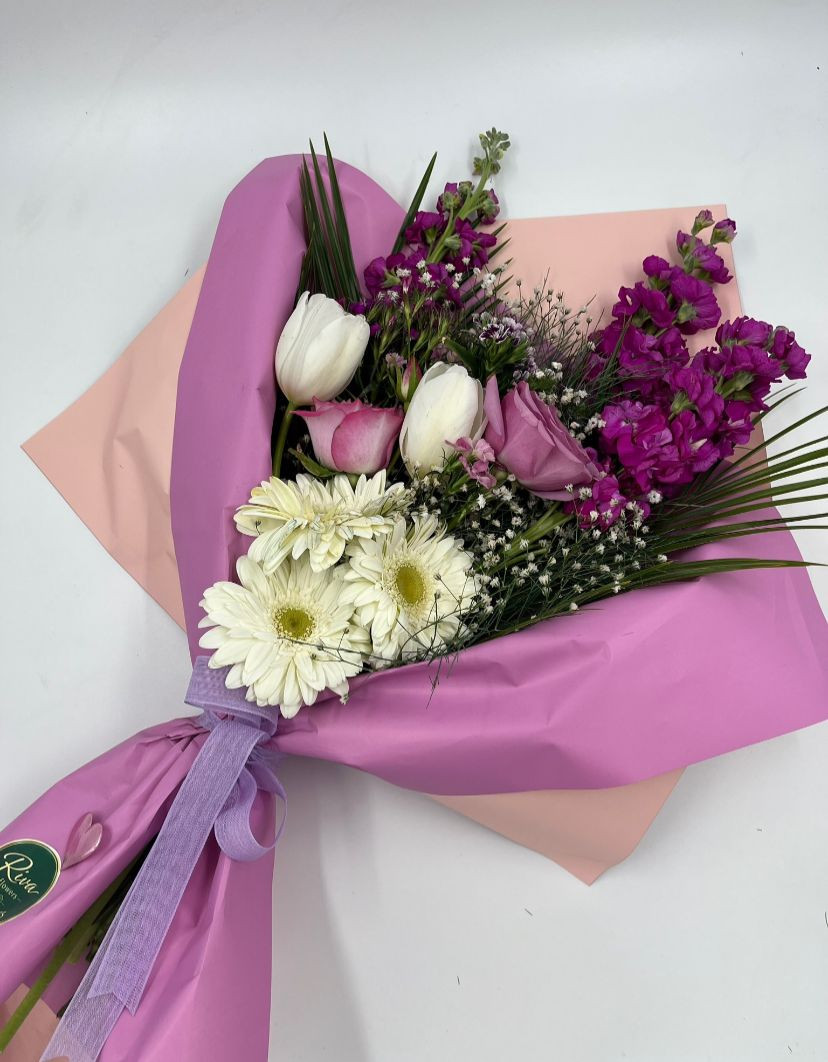 2 Beyaz Lale, 2 Gül, Şebboy Ve Gerbera Buketi