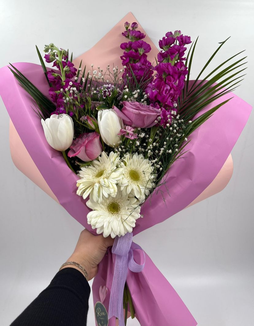 2 Beyaz Lale, 2 Gül, Şebboy Ve Gerbera Buketi küçük resim 2