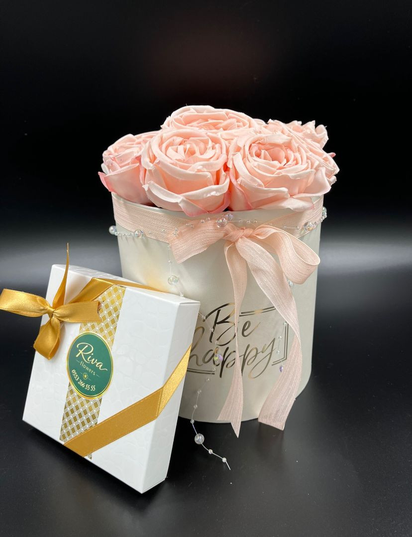 Pembe Yapay Gül Kutusu Ve Çikolata