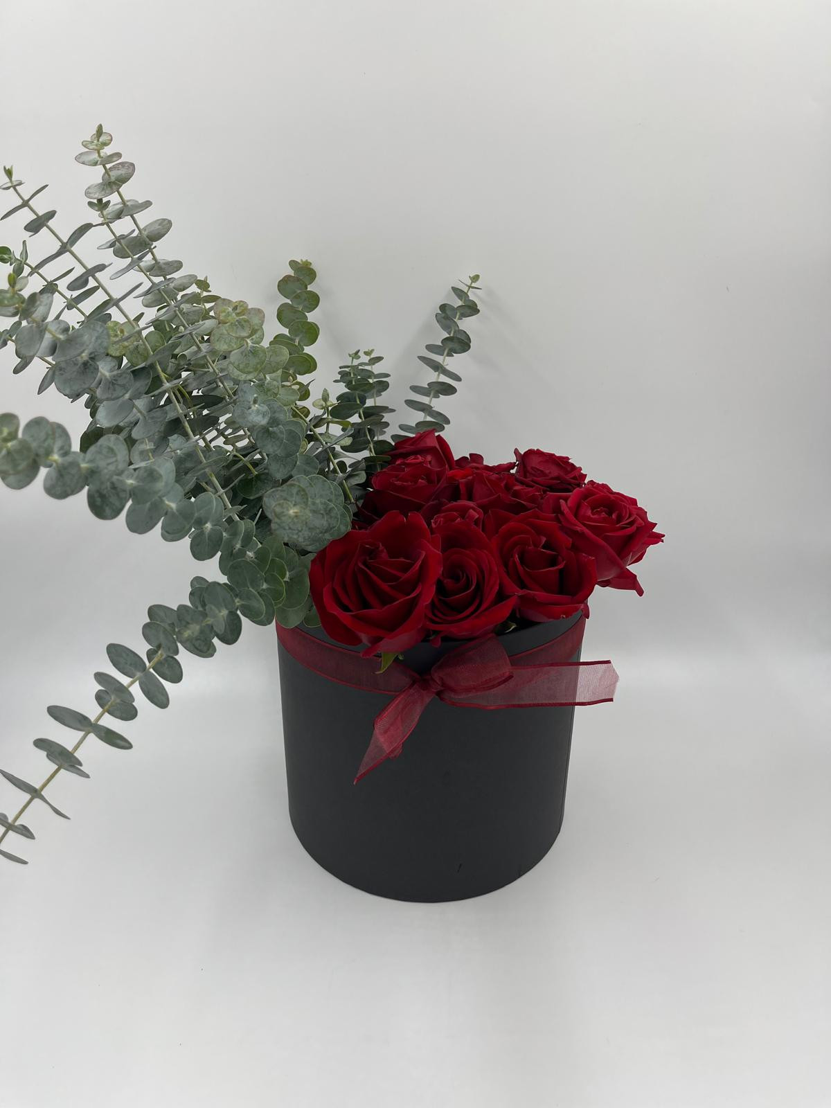 Siyah Kutuda 12 Kırmızı Gül Ve Okaliptus
