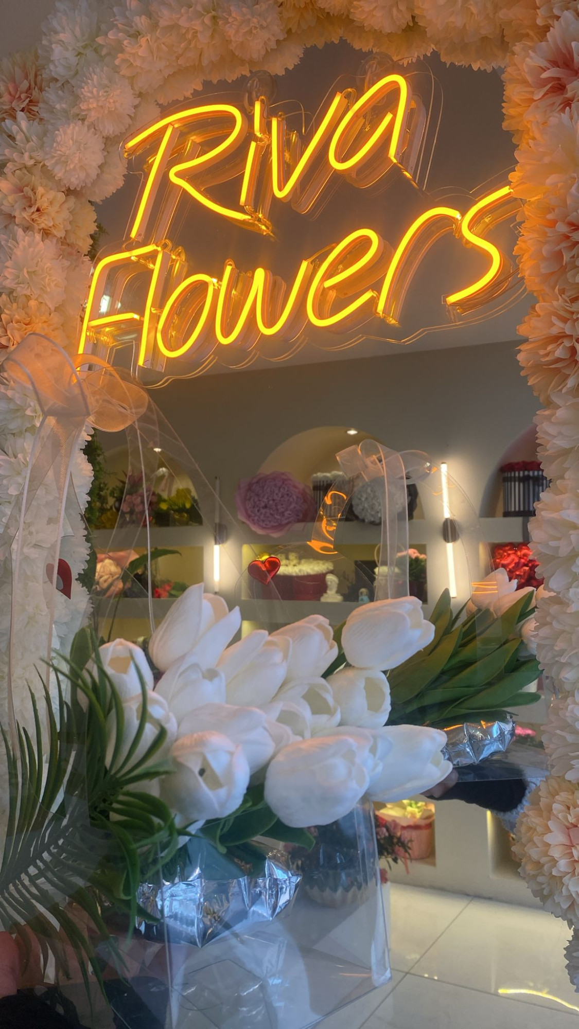 Şeffaf Çantada Beyaz Laleler