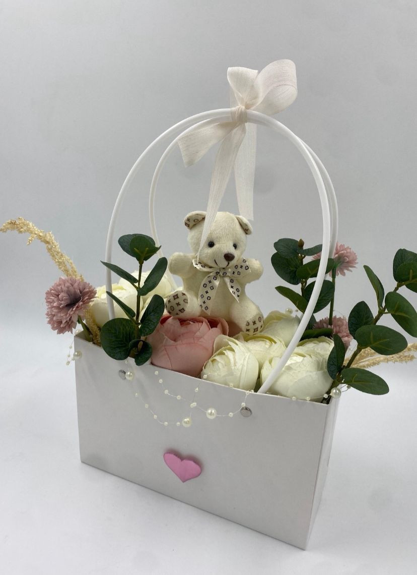 Beyaz Çantada Şakayık Ve Ayıcık